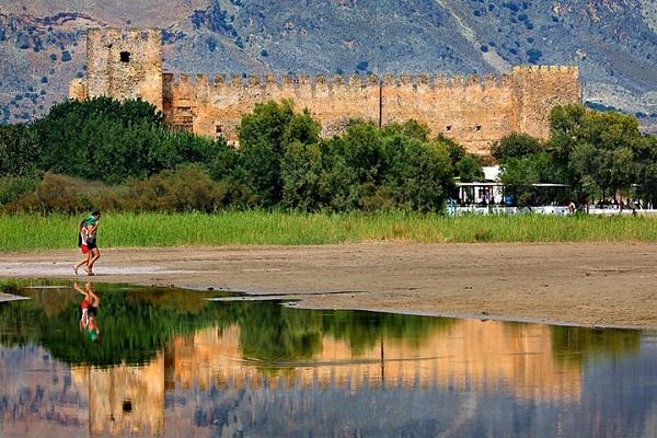 Крепость Франгокастелло отражается в море