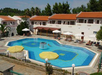На вершине склона расположился Macedonian Hotel 3*