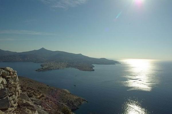 Полуостров Эгина в лучах яркого греческого солнца