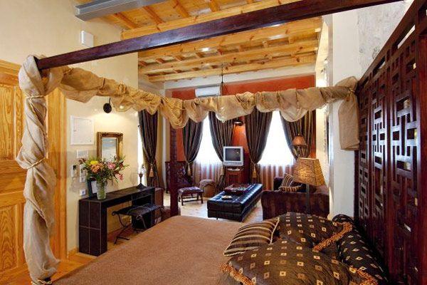 Комната в шоколадном цвете Brown Suite