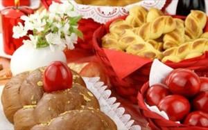 Пасхальные цуреки и крашенные яйца
