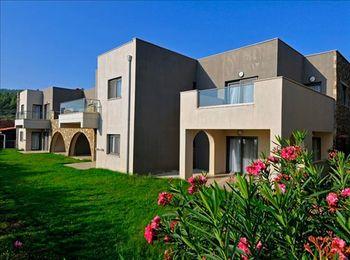 На живописном побережье расположился Krotiri Resort 4