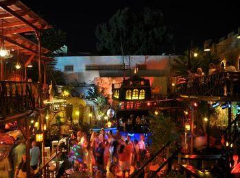 В самом центре города расположен Blue Lagoon Club