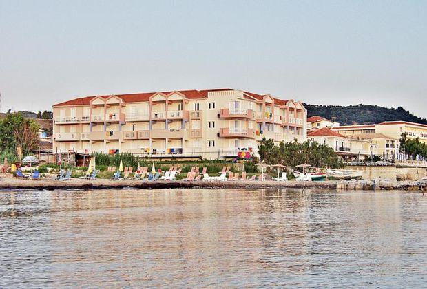 Двухзвездочный Xenos Kamara Beach
